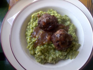 Herb risotto with meatballs